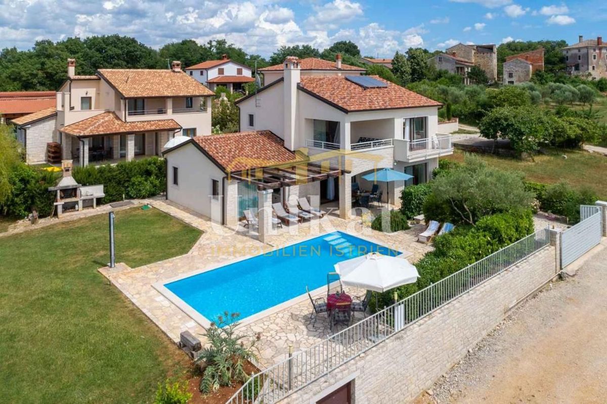 Casa con piscina e vista mare